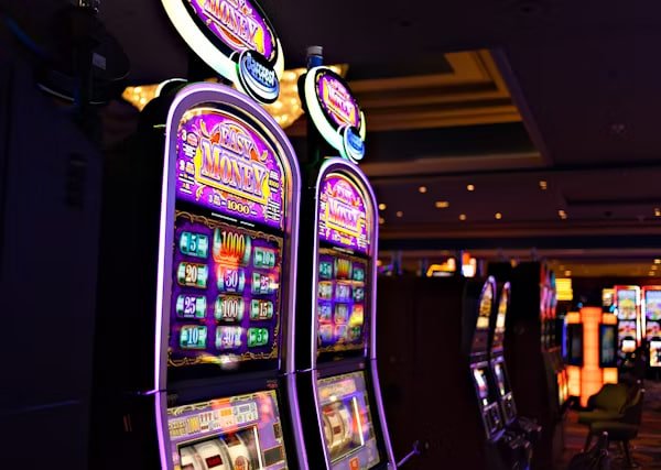 Antarmuka aplikasi mobile marauders menampilkan meja live dealer blackjack dan roulette